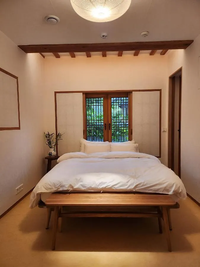 Iriru Luxury Hanok Stay - Eunpyung Hanok Village Σεούλ